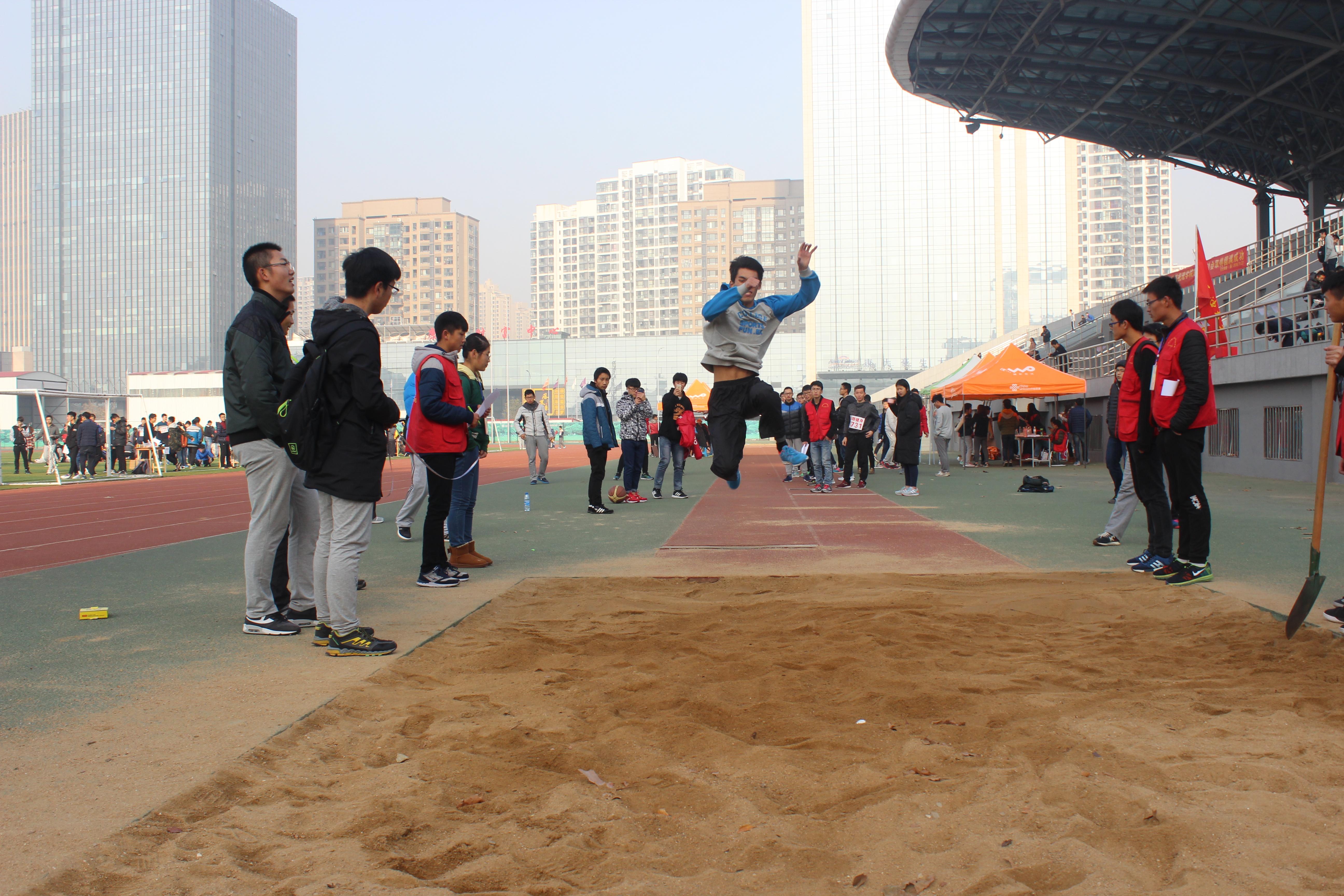 （跳高比赛 张铭摄）